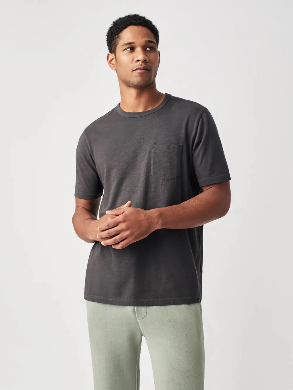 Faherty Men's Sunwashed Pocket Tee in Washed Black